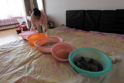 囊谦楼上漏水，住户失联，小区没物管，业主维权难！律师来支招……